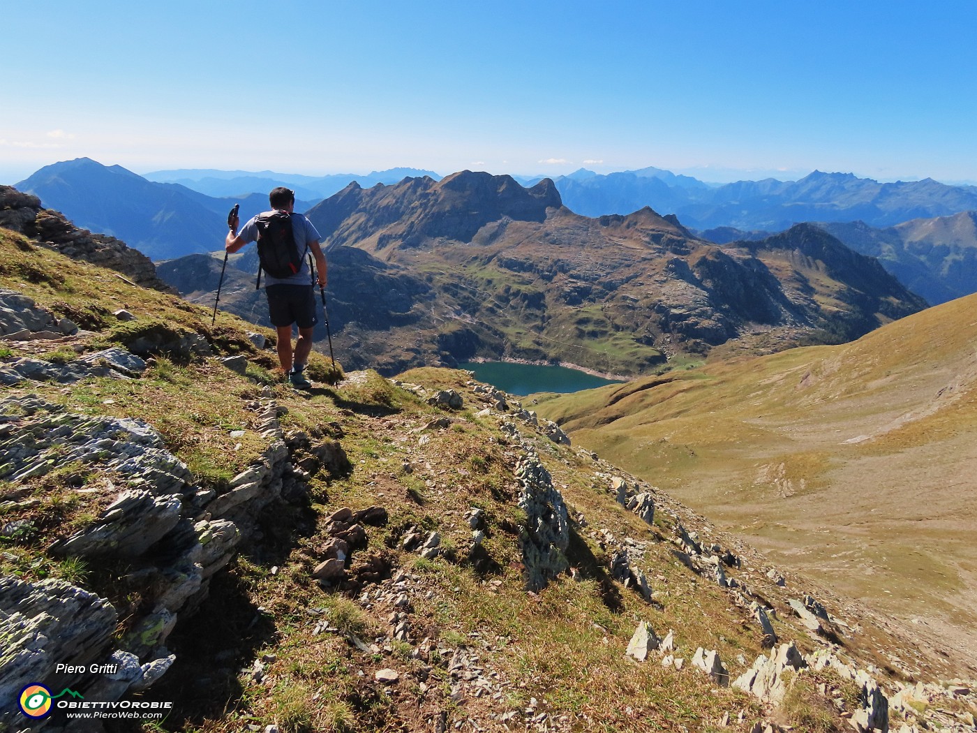 44 Scendiamo con vista a sx sui Laghi Gemelli.JPG